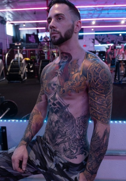 Damian-the-tattooed-buff-butler-of-Las-Vegas-1