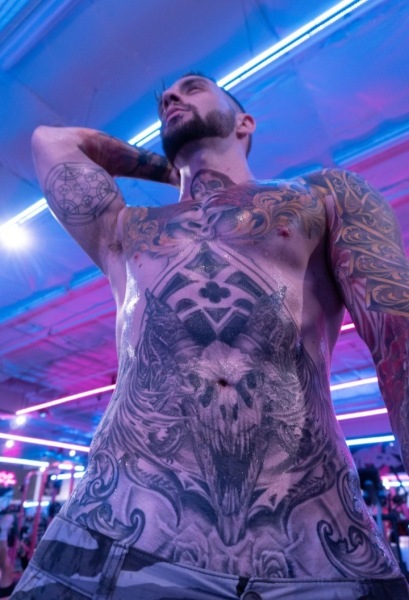 Damian-the-tattooed-buff-butler-of-Las-Vegas-3